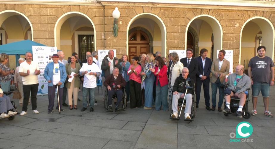 Un momento del acto ante el Ayuntamiento con la presencia de autoridades y miembros de la entidad