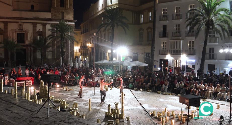 M,ucho público se acercó a la plaza de la Catedral para la pieza titulada “Latas”