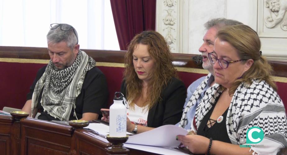 Concejales de la formación durante el desarrollo de una sesión plenaria 
