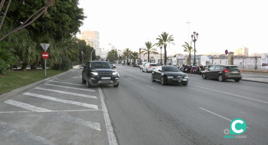 Vehículos por el paseo de Canalejas en la capital gaditana