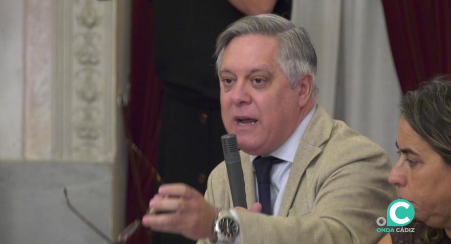 Óscar Torres durante la intervención en un pleno muncipal