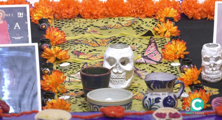 Detalle del altar de estilo talaverano de cerámica de Puebla