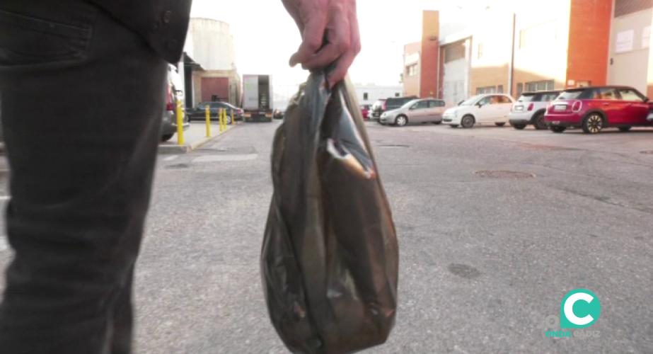 Bolsa de residuos para ser depositada en un contenedor