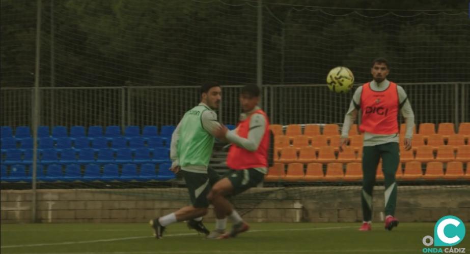 Iza sigue trabajando con normalidad, y apunta a regresar esta jornada (Foto: Cádiz CF)