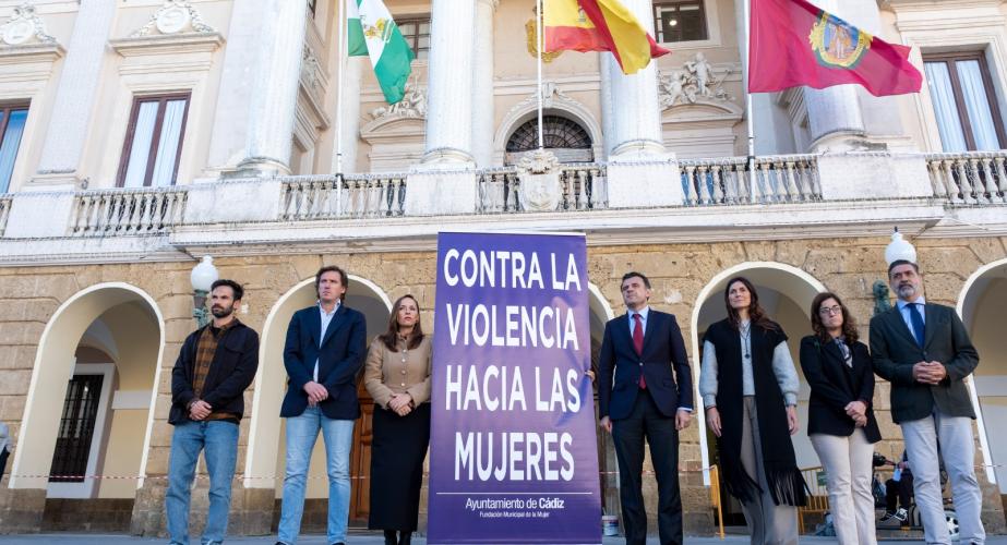 Minuto de silencio frente al Ayuntamiento de Cádiz. 