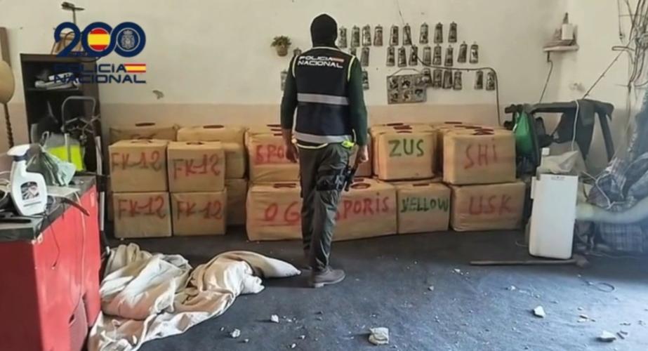 Un agente en la finca con la mercancia requisada