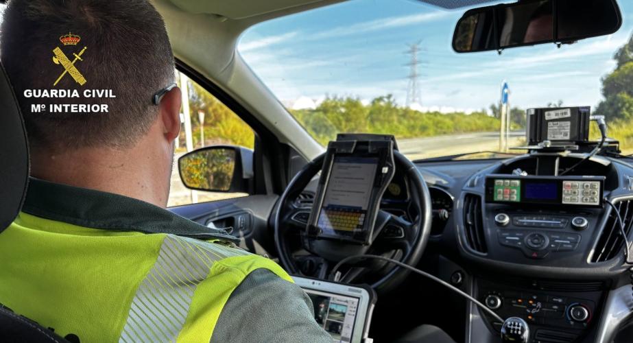  Imagen de archivo de un Guardia Civil en un control de tráfico.