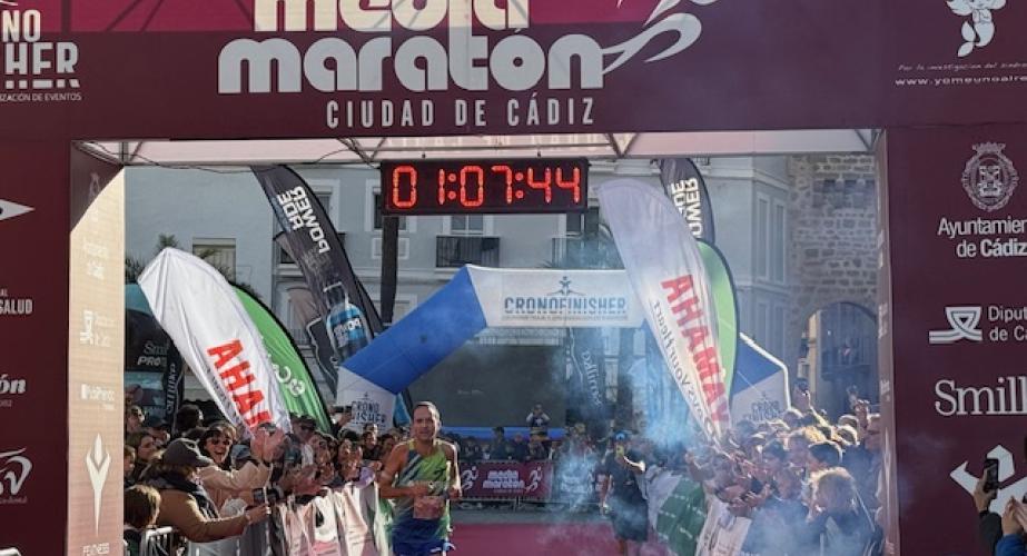 El corredor Jorge Soto ha sido el ganador de esta Media Maratón , completándola en 1: 07 minutos.