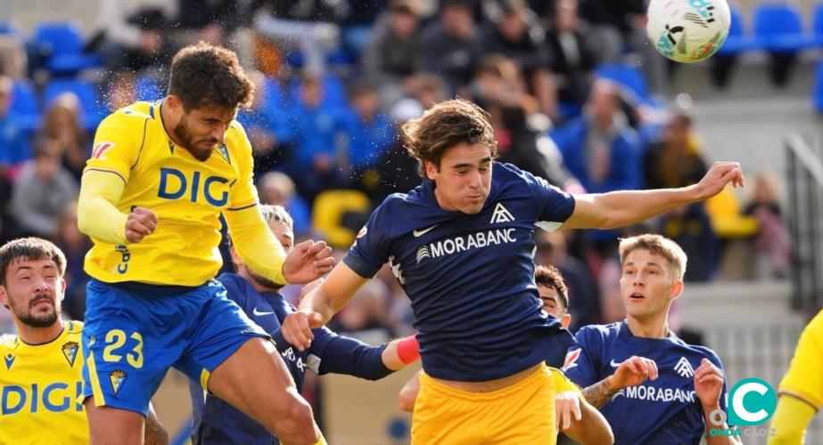 Alvaro García Pascual en una acción del encuentro (Foto: La Liga)