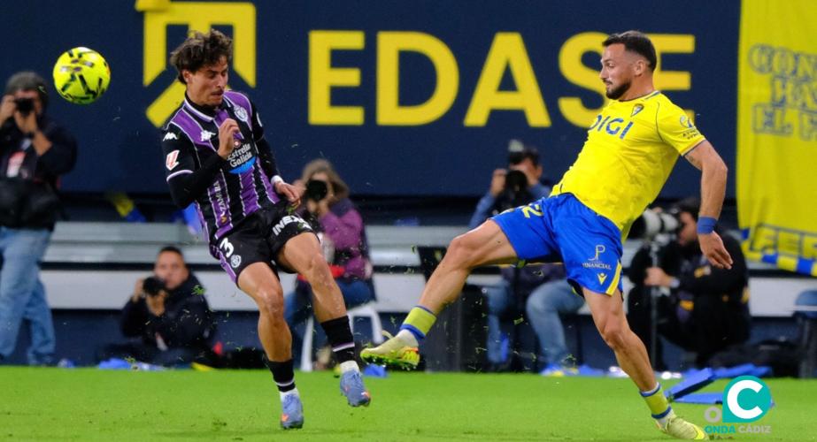 Iuri Tabatadze en una acción con Bueno (Foto: LaLiga)