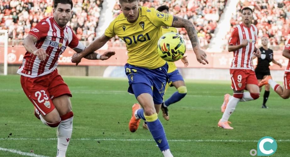 Pelayo en una acción del encuentro con Embarba (Foto: La Liga)