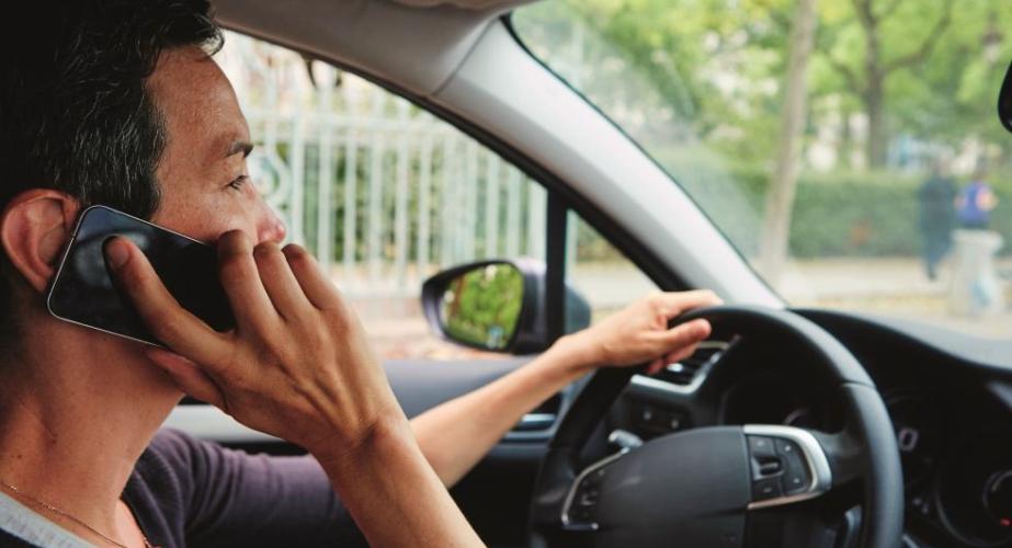 La Policía Local ha iniciado una campaña contra el uso del teléfono móvil durante la conducción
