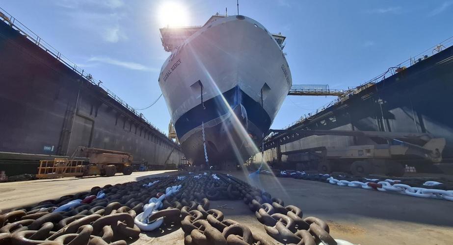 El buque 'Global Mercy' en los astilleros de Navantia en Cádiz