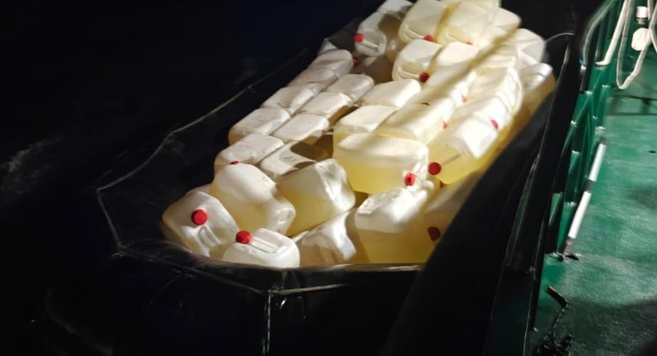 Embarcación incautada en Puerto Real con más de 180 garrafas de gasolina en octubre de 2025. 