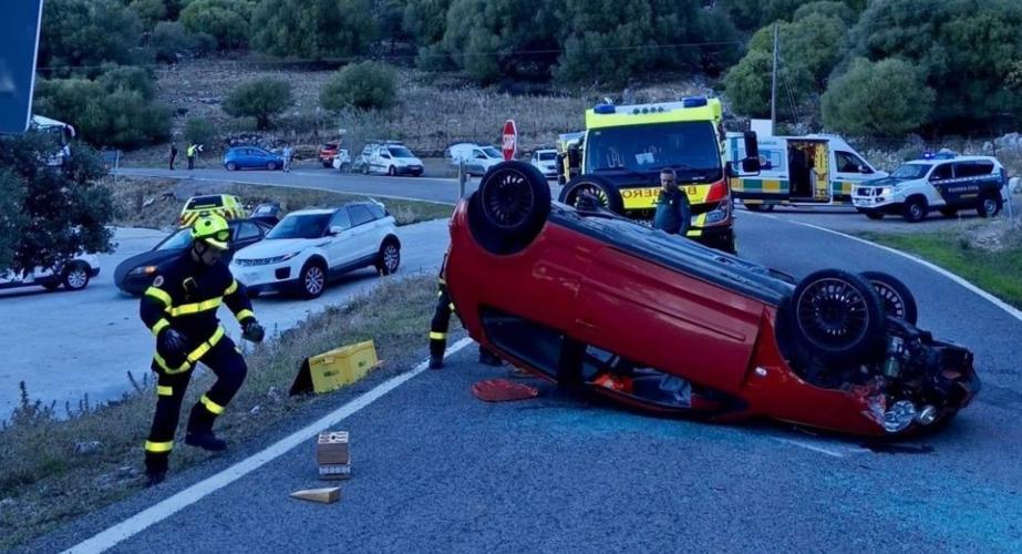 Bomberos en el ugar del accidente en la carretera de la Sierra de Cádiz