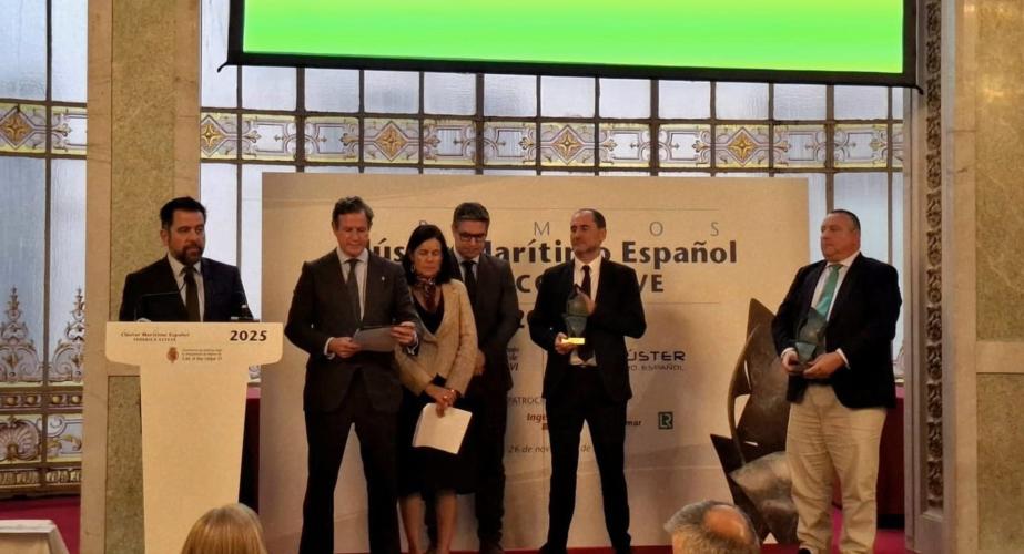 Fran González, recogiendo el galardón en la categoría de Competitividad que otorga el Clúster Marítimo Español.