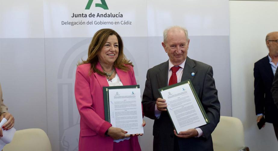 María del Carmen Castillo, y José Luis García-Zaragoza, tras la rúbrica para fomentar la FP 