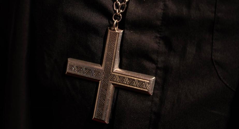 Cruz pectoral de un obispo en una imagen de archivo