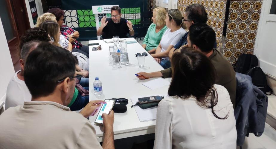 El portavoz de Adelante Andalucía y concejales de AIG con representantes del servicio de Ayuda a Domicilio en la ciudad de Cádiz