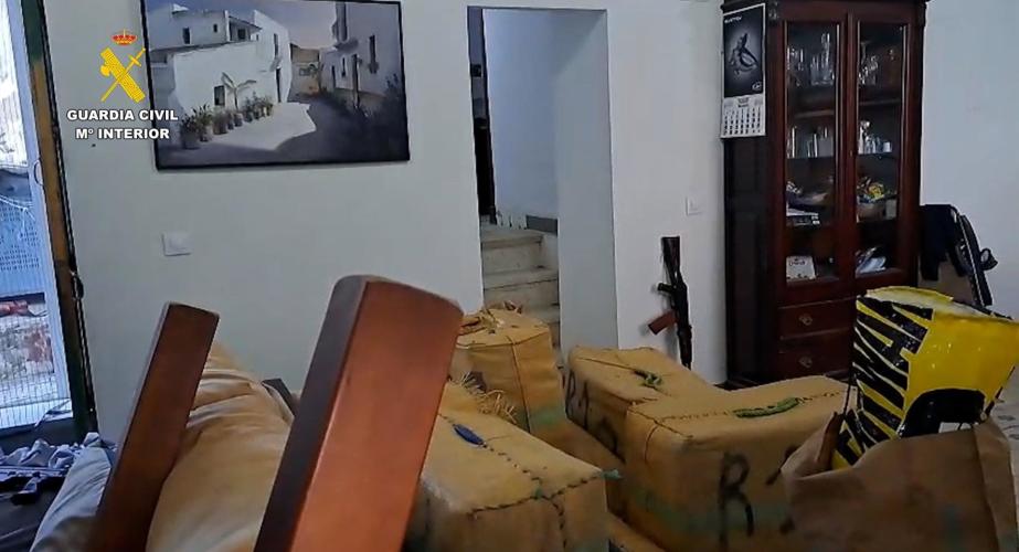 Interior de la vivienda con el material y la mercancia incautada