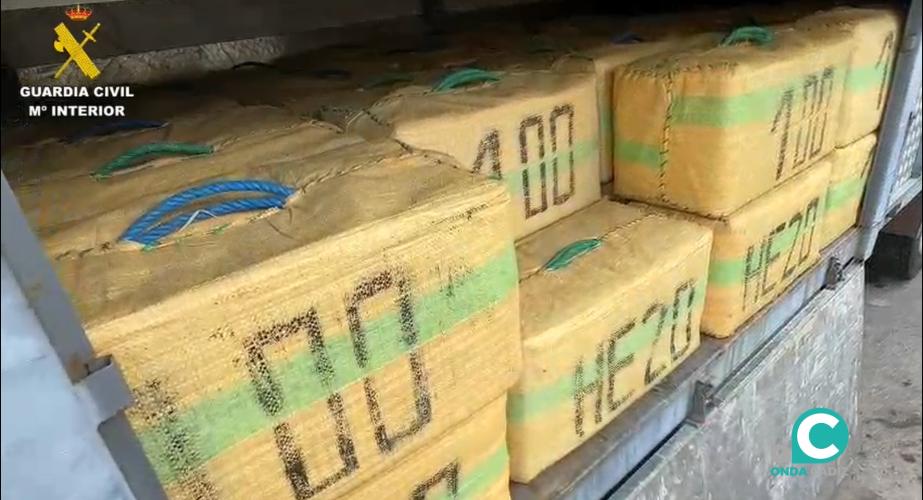 Fardos de hachís incautados de una narcolancha en Sanlúcar de Barrameda.