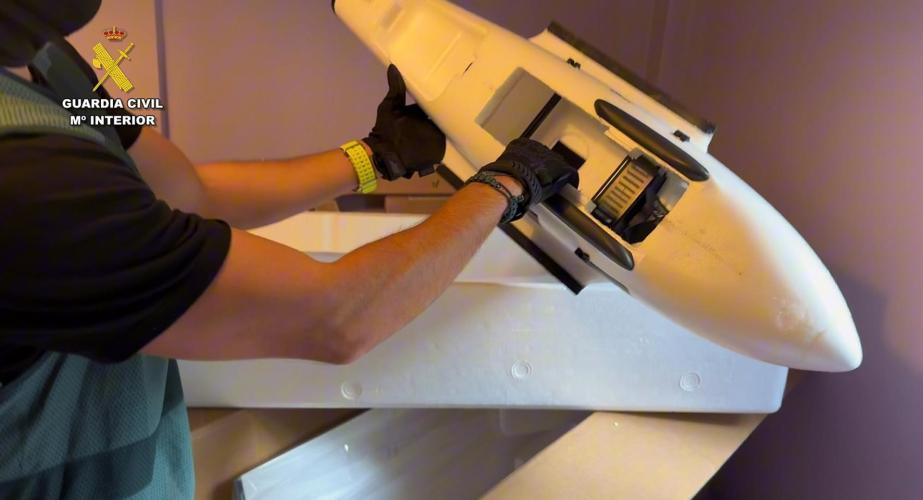 Uno de los drones que transportaba droga desde Marruecos por el Estrecho intervenidos por la Guardia Civil.