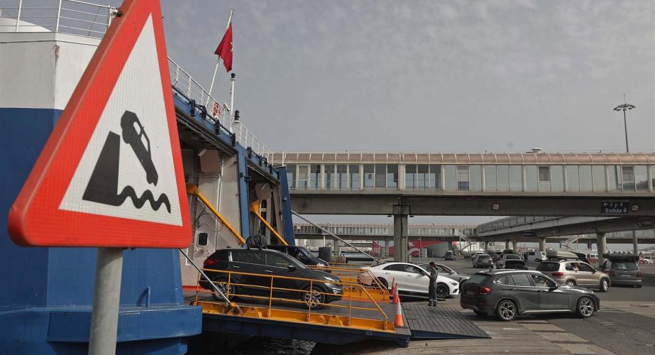 Numerosos vehículos desembarcan en una imagen de archivo