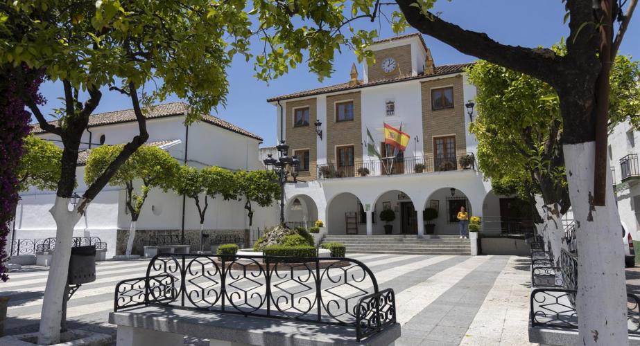 Vista de la plaza del Ayuntamiento de El Bosque, en la sierra de Cádiz