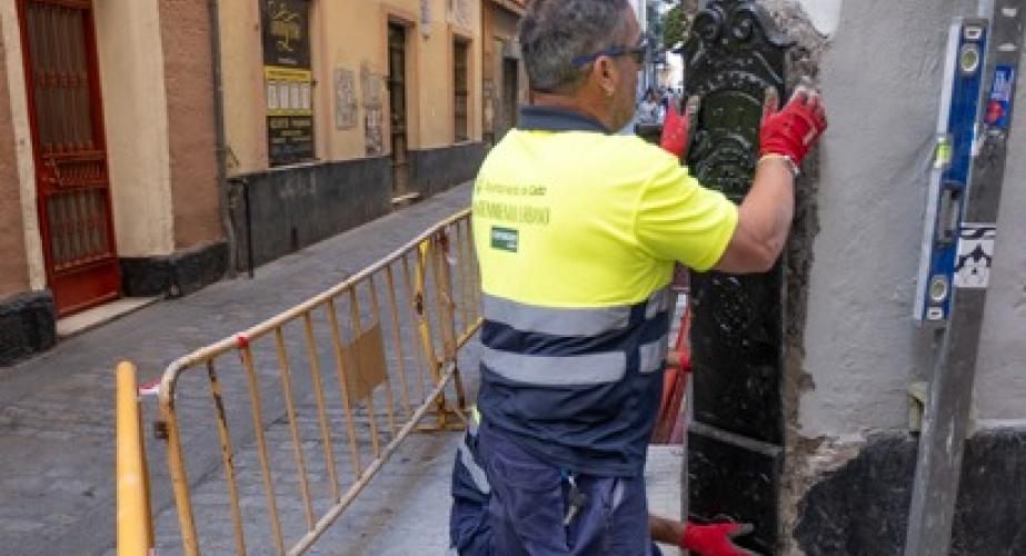 A partir de este lunes se van a reponer los guardacantones en calles del casco histórico de Cádiz. 