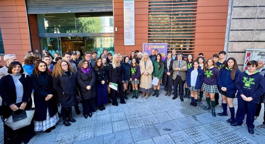 Alumnos y personal docente de Las Carmelitas, junto a autoridades durante el acto de este martes