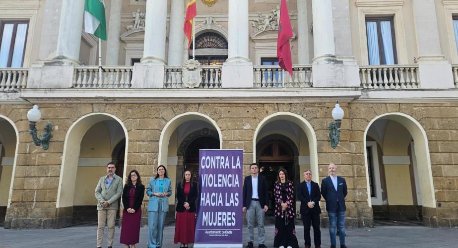Minuto de silencio, este martes, en la plaza de San Juan de Dios. 