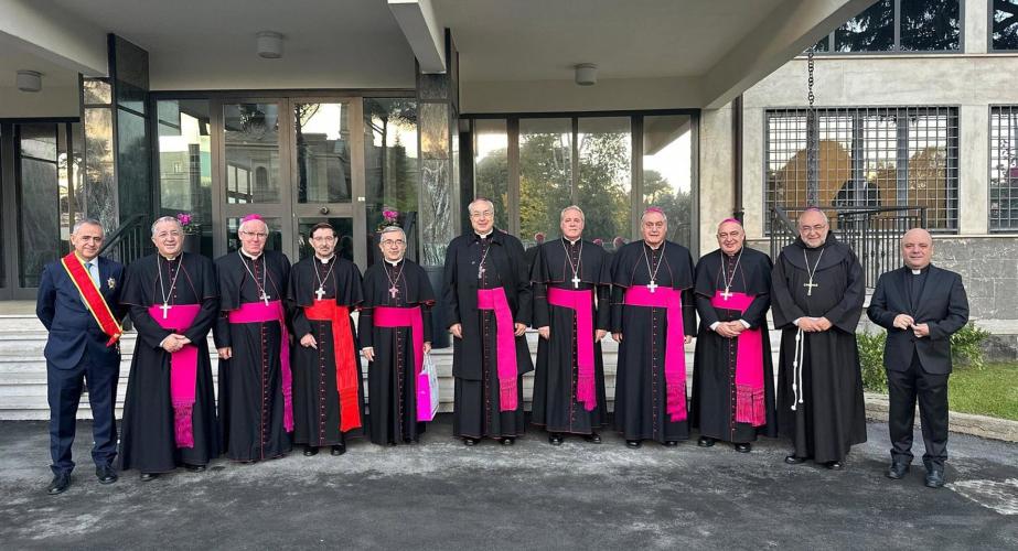 Los obispos de la Comisión Ejecutiva de la Conferencia Episcopal Española antes de reunirse con el Papa León XIV