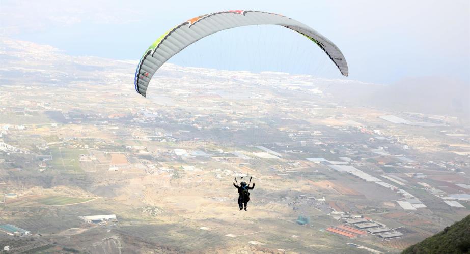 Vuelo de parapente en una imagen de archivo