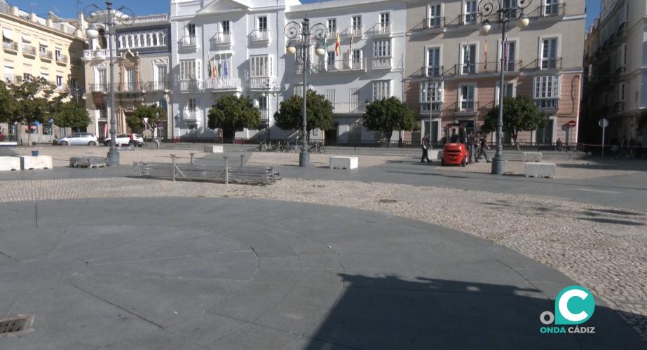 Operarios trabajando en la plaza de San Antonio en la colocación de distintas instalaciones. 
