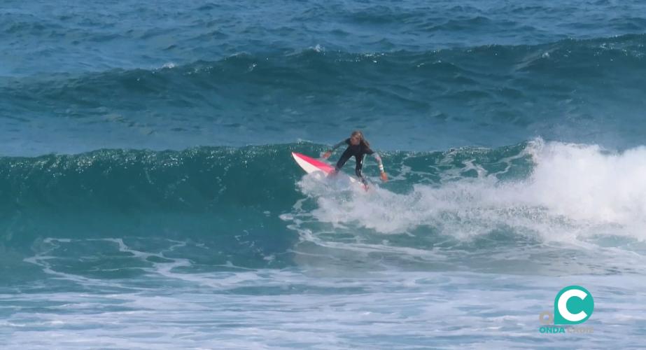 La surfista gaditana Julieta Rodríguez-Villamil en el Campeonato de Longboard 2025.