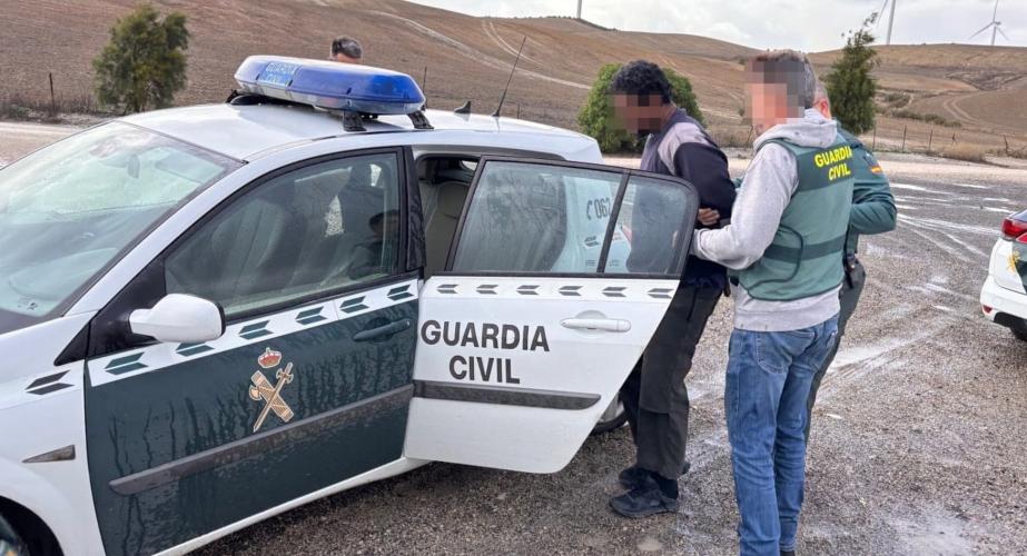 El arrestado sube a un vehículo de la Guardia Civil para su posterior ingreso en prisión