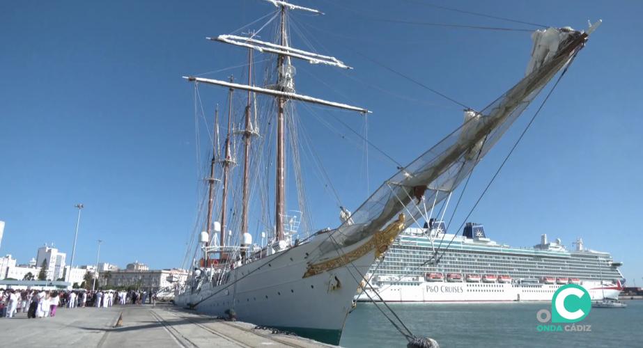 Imagen del Buque Escuela Juan Sebastián Elcano en el puerto de Cádiz 