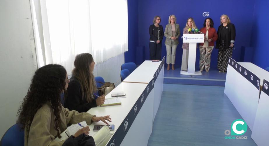 Un momento de una de las intervenciones en la rueda de prensa celebrada este lunes