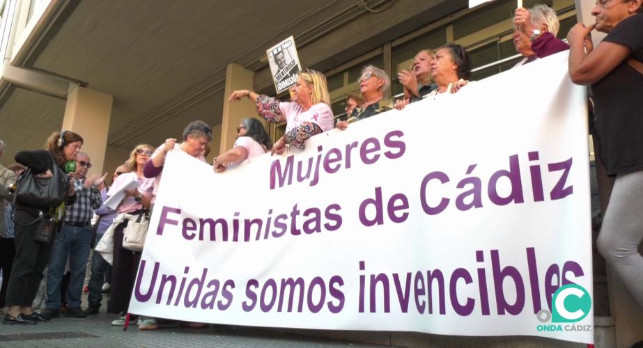 El colectivo se movilizó este lunes en la capital gaditana