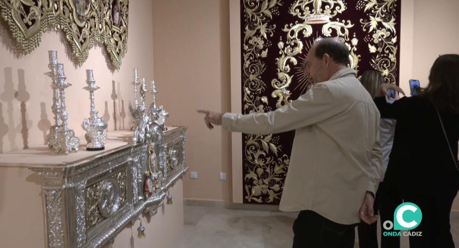 Un visitante en la jornada de inauguración de este martes