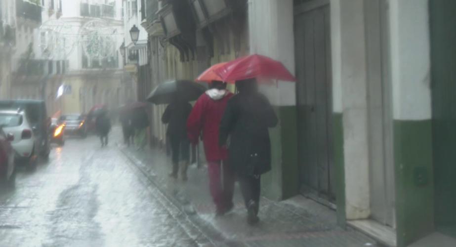 Lo paraguas volverán a verse en las próximas horas en las calles gaditanas