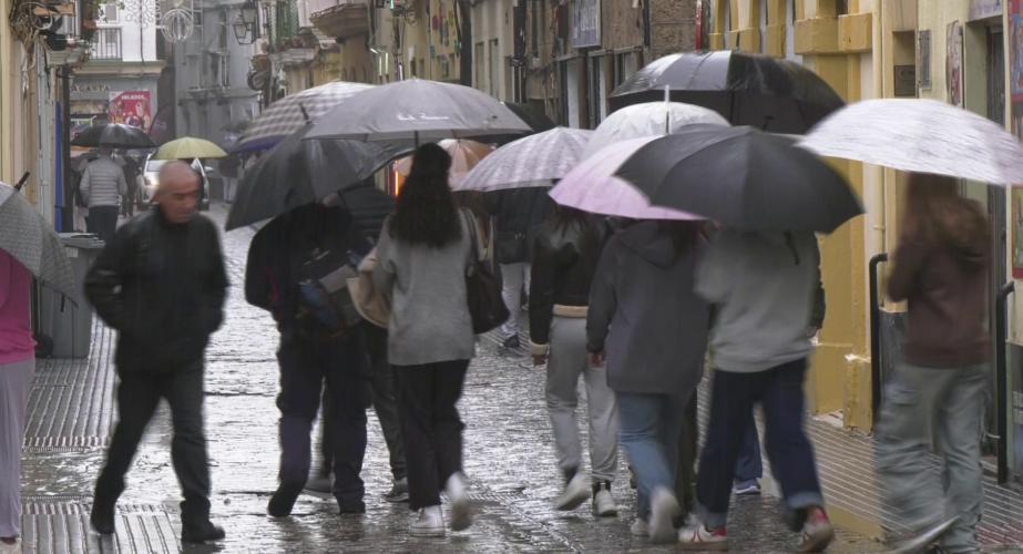Los paraguas volverán a verse en las próximas horas en las calles gaditanas