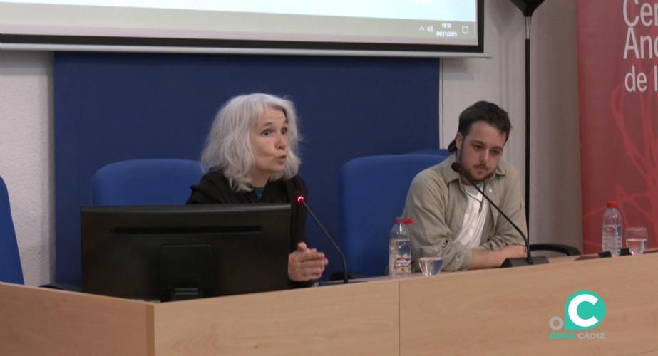 Momento del acto que se celebró en el salón de grados de la Facultad de Filosofía y Letras