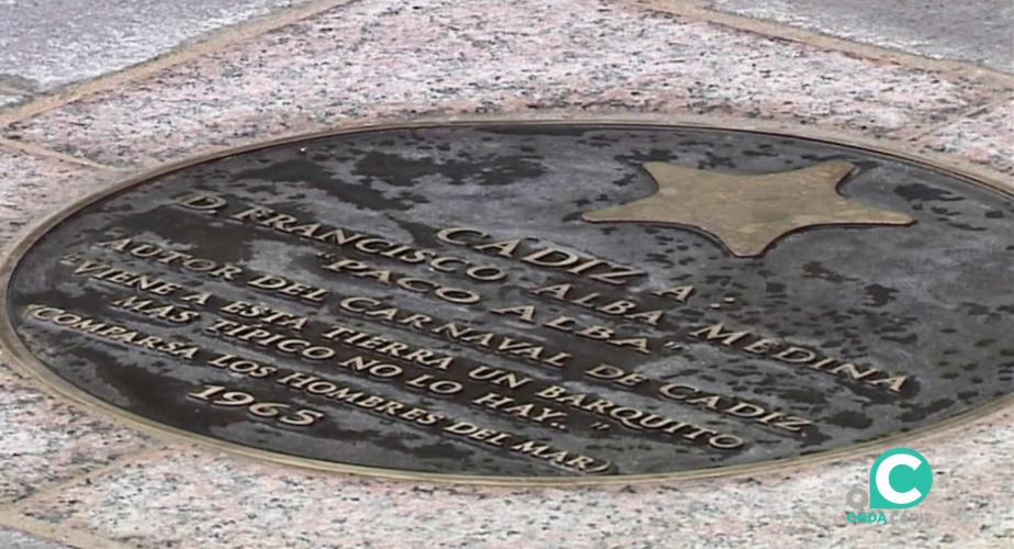 Una de las dedicadas a Paco Alba en la plaza Fragela