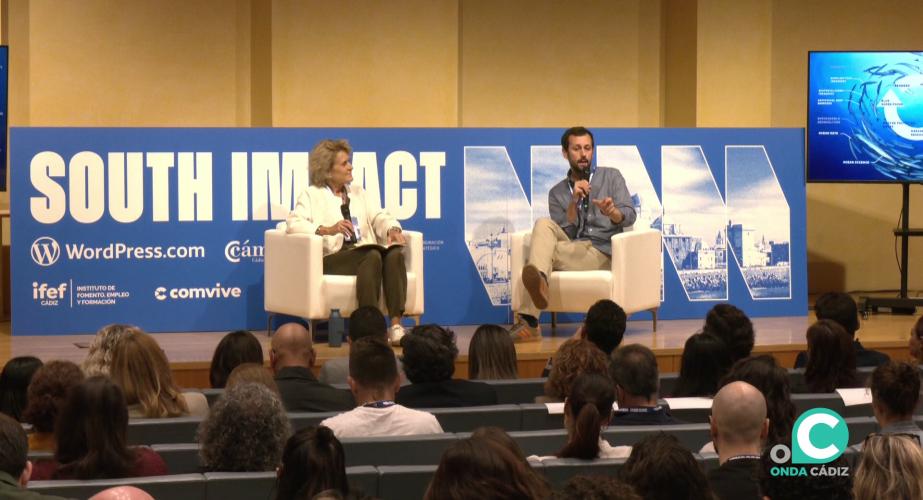 Una de las intervenciones entre dos invitados a la cita celebrada este miércoles en la capital gaditana