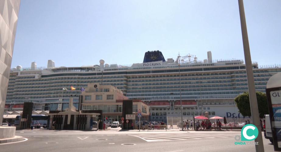 Buque ante la puerta de acceso al muelle de la capital gaditana