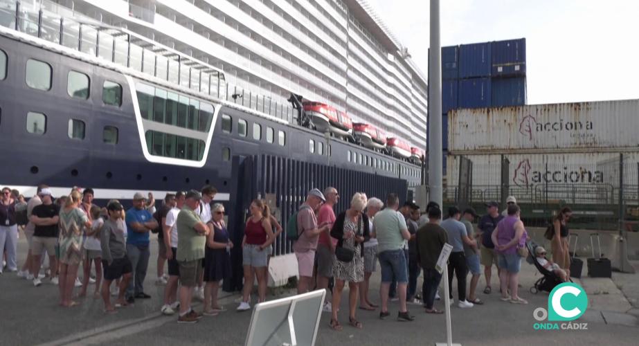 Colas de salida al muelle en una de las últimas jornada de llegadas de buques a la capital gaditana