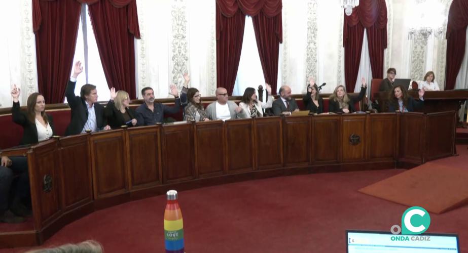 Ediles del equipo de gobierno durante el momento de la votación