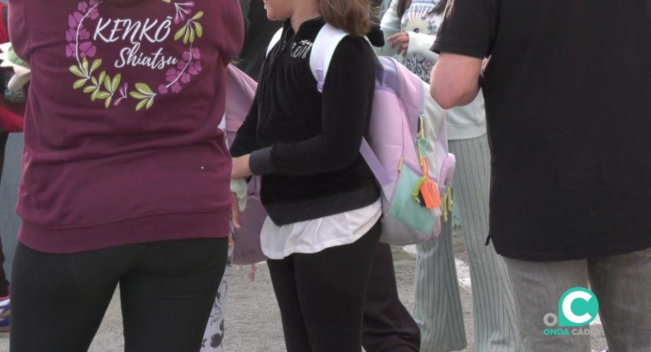 Escolares a la entrada de su centro de la capital gaditana