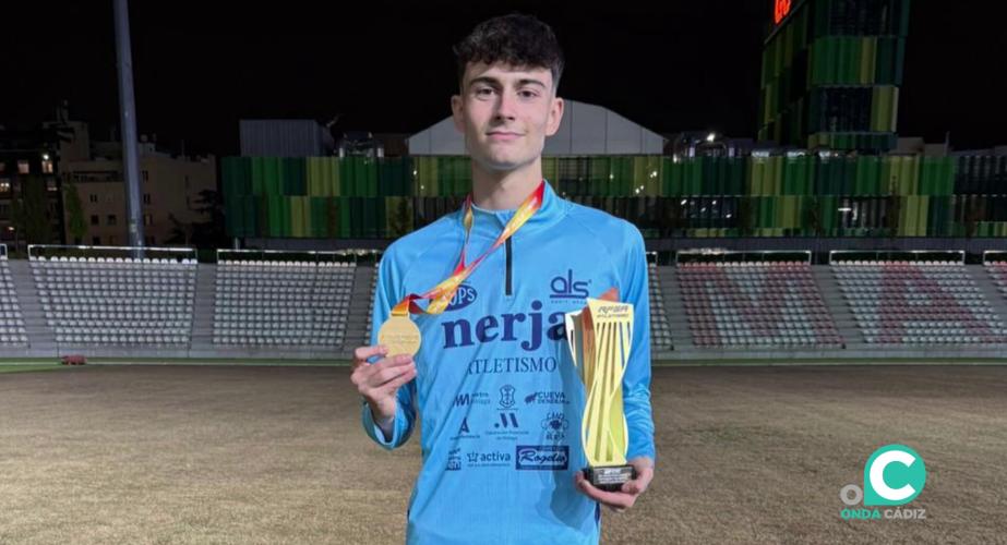 El joven deportista luce su medalla obtenida en Madrid